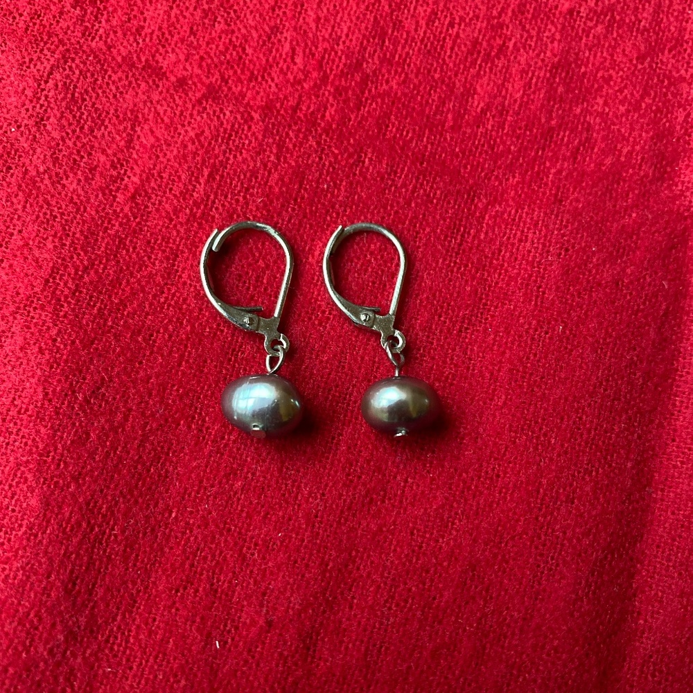 Black pearl clasp earrings